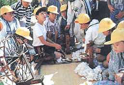 河内木綿伝承栽培園で糸くり体験をする高西４年生（受け持った５年生）クリックすると綿の栽培方法ホームページへ
